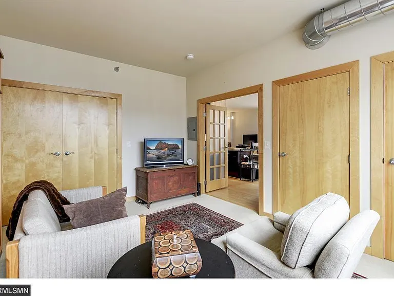 521 2nd St SE #306 — Photo 9
