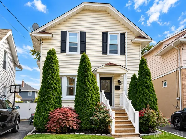555 E Maple Ave, Woodbridge, NJ 07095