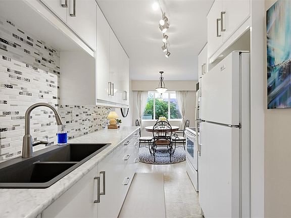 4th image of 3596 Tillicum Rd