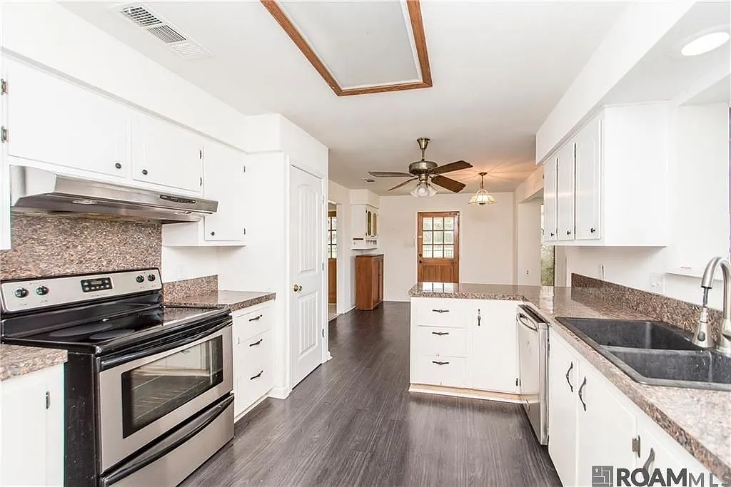 5 bed, 2.0 bath, 2900 sqft, $2,400 — Photo 4