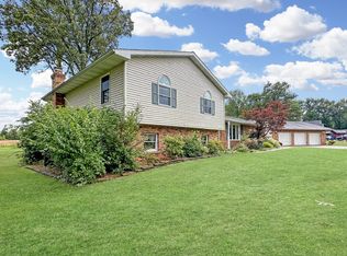 180 Hancock Dr, Flora, IL 62839