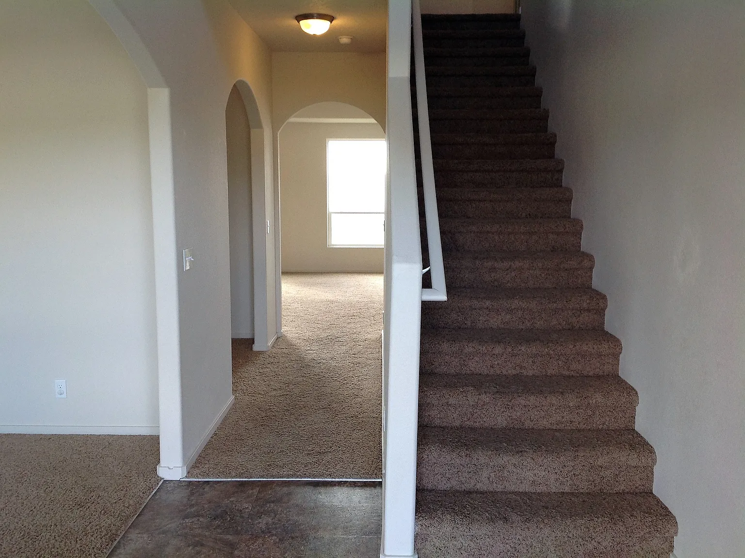 4 bed, 2.5 bath, 2800 sqft, $3,000 — Photo 2