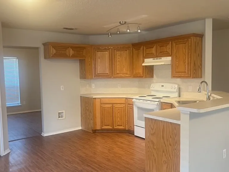 2913 Vicksburg Ln — Photo 10