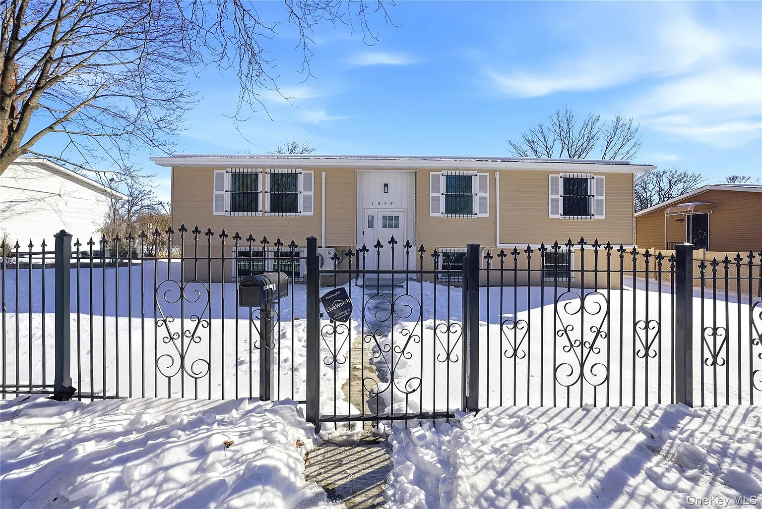 1510 Crotona Park E photo 1