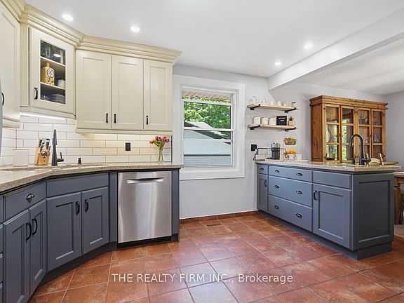 5th image of 742 Cranbrook Rd