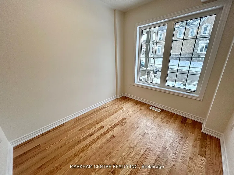 939 Crowsnest Holw — Photo 12