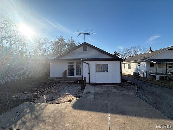 4th image of 3408 Airway Ave