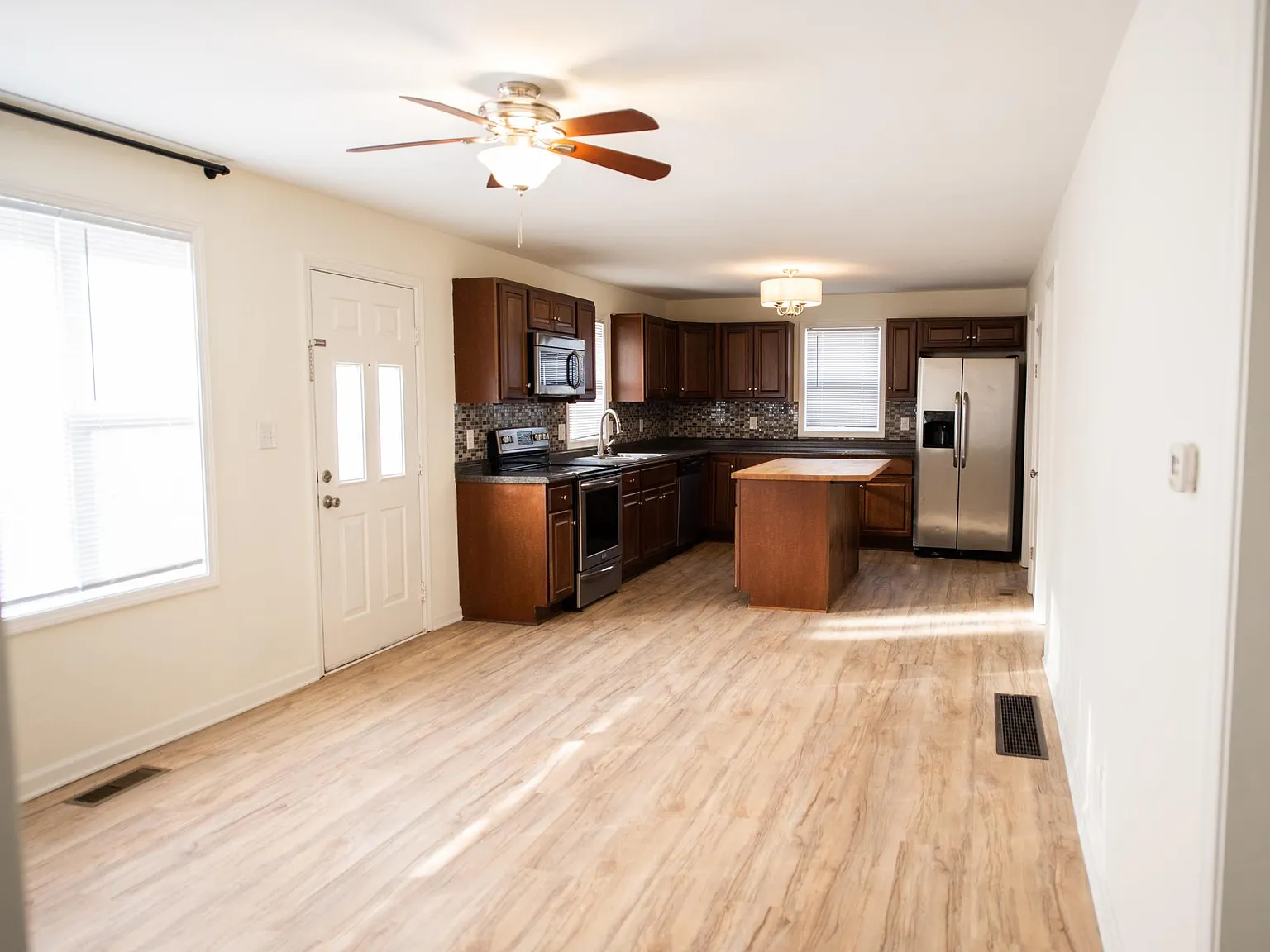 3 bed, 1.5 bath, 1200 sqft, $1,575 — Photo 2