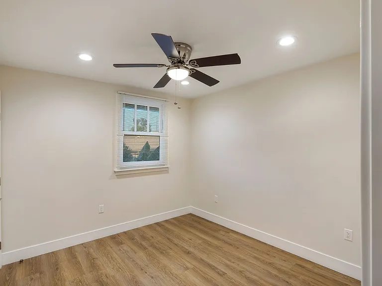 1731 S Burlington Ave #1/2 — Photo 8