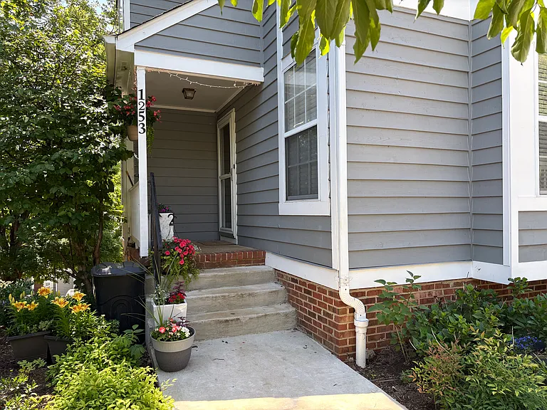 1253 Maple View Dr — Photo 10