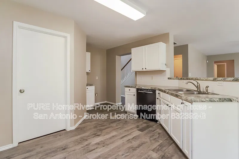 4 bed, 2.0 bath, 2690 sqft, $2,150 — Photo 4