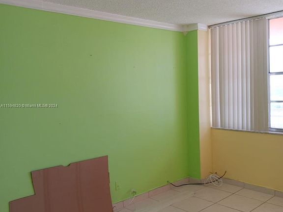 3rd image of 2025 NE 164th St APT 515