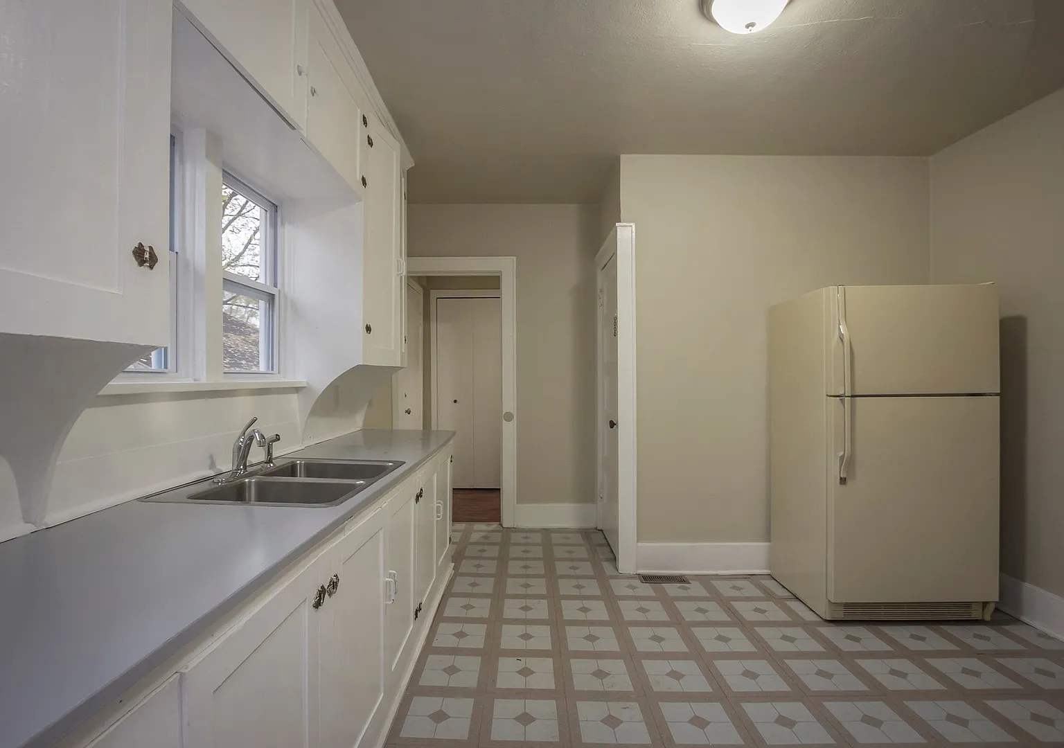 Spacious 2 bedroom 1 bath home — Photo 3