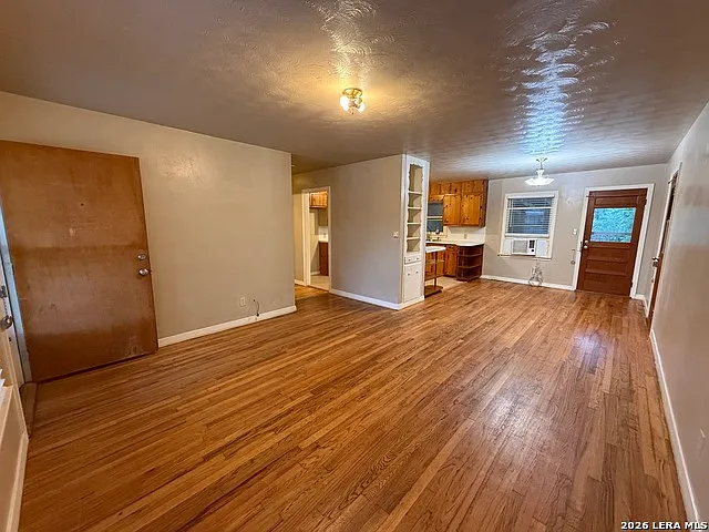 2 bed, 1.0 bath, 918 sqft, $1,595 — Photo 2