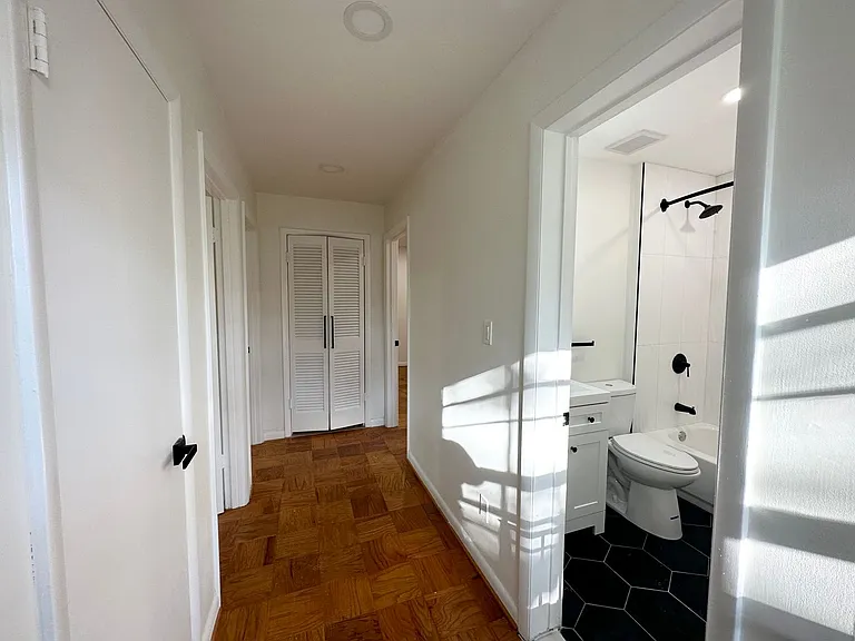 Melrose Apartments — Photo 42