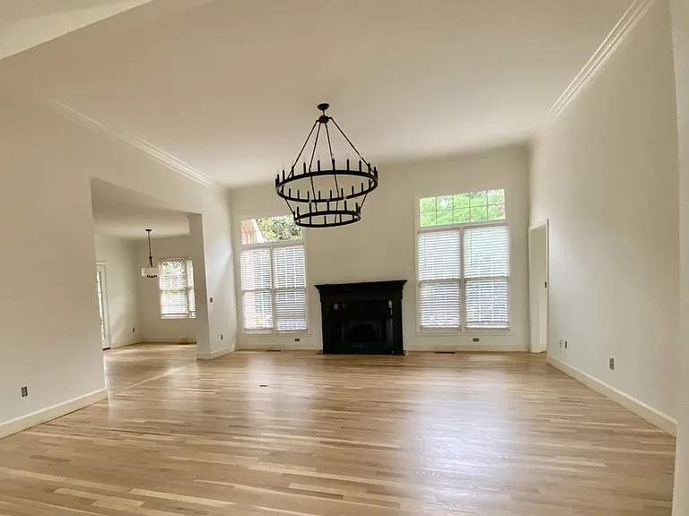 1013 Langley Ct — Photo 2