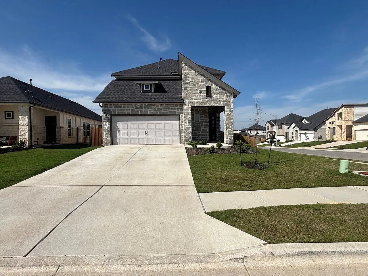 5 bed, 4.0 bath, 2750 sqft, $2,980 — Photo 2