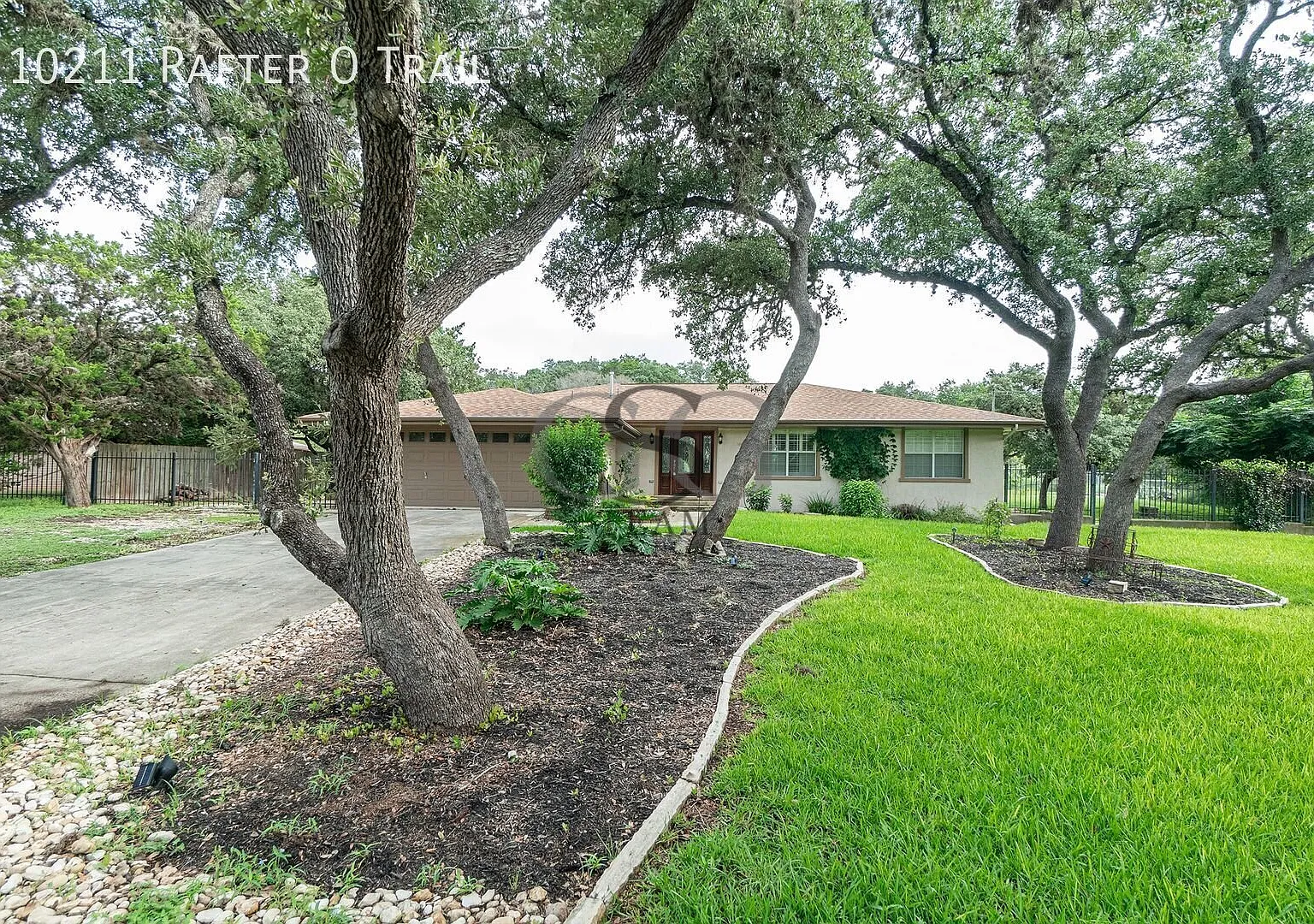 Wonderful Home with Swimming Pool! — Photo 1