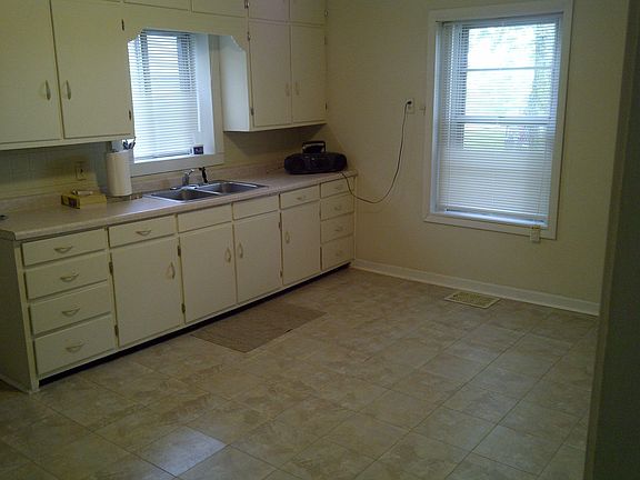 Kitchen - plenty of cabinets new flooring!