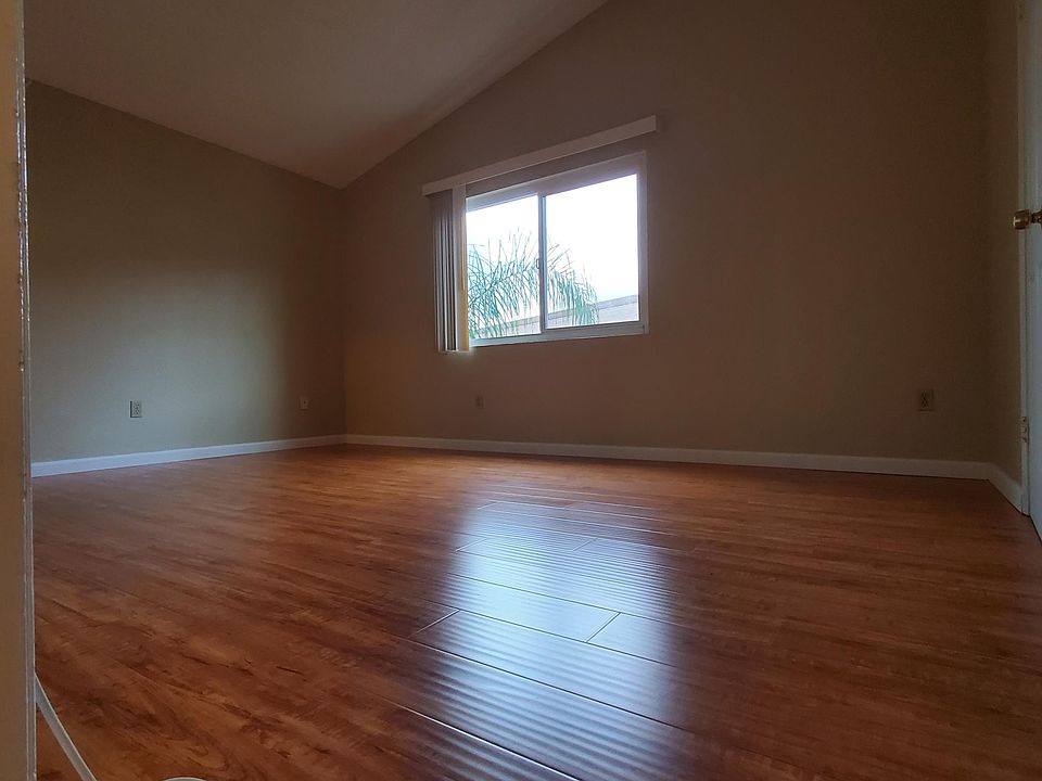Rear Master Bedroom.