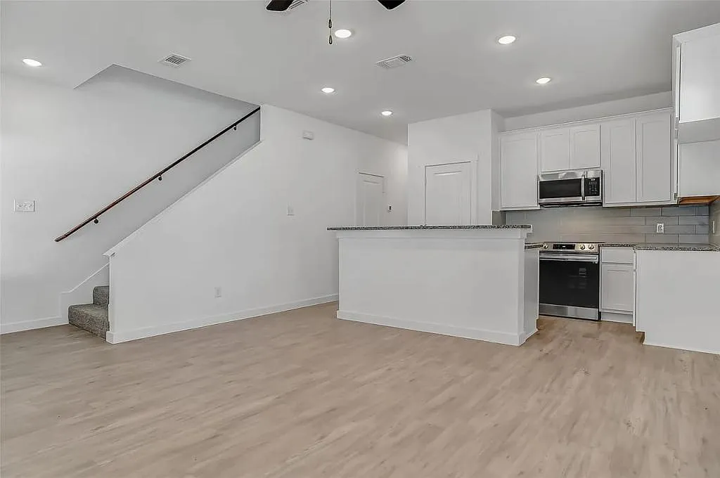 1221 Bells Dr — Photo 4