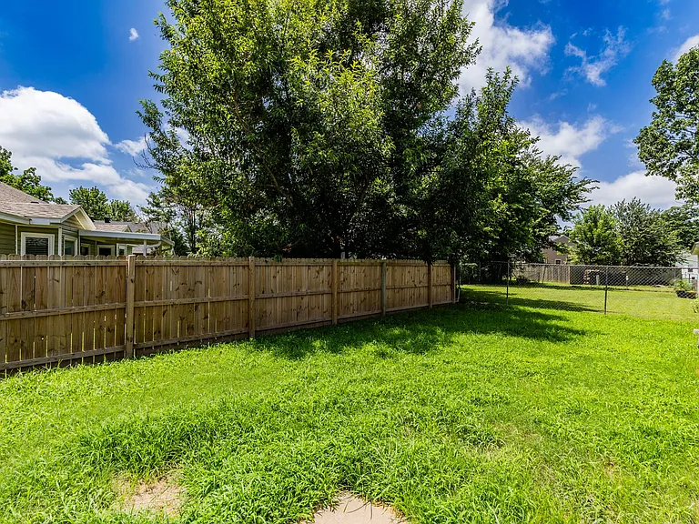 1502 Crescent St — Photo 18