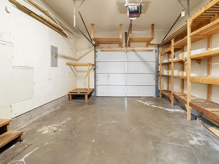 2301 Sherwood Hills Ct — Photo 34