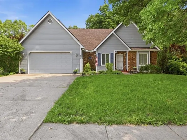 107 Willow Dr, Lansing, KS 66043