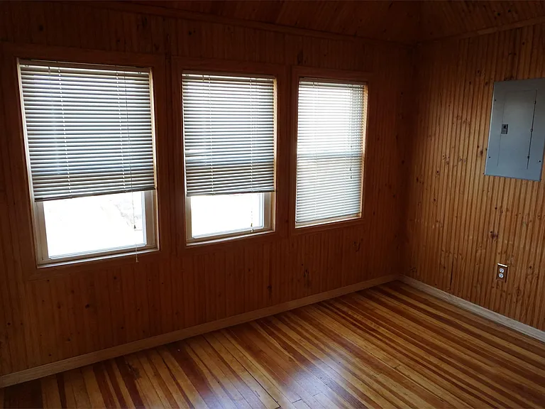 1575 W Broad St — Photo 2