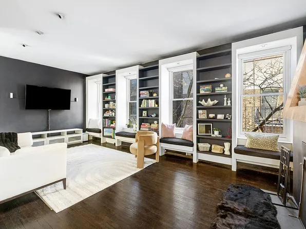 325 W 52nd St, New York, NY 10019