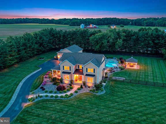 2nd image of 465 Pond Neck Rd