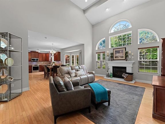 3rd image of 104 Barrington Lake Dr