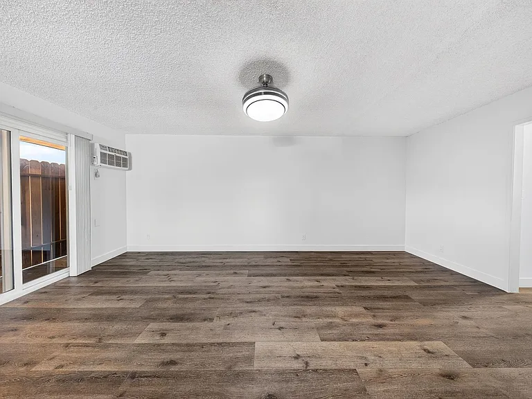 20353 Saticoy St — Photo 15