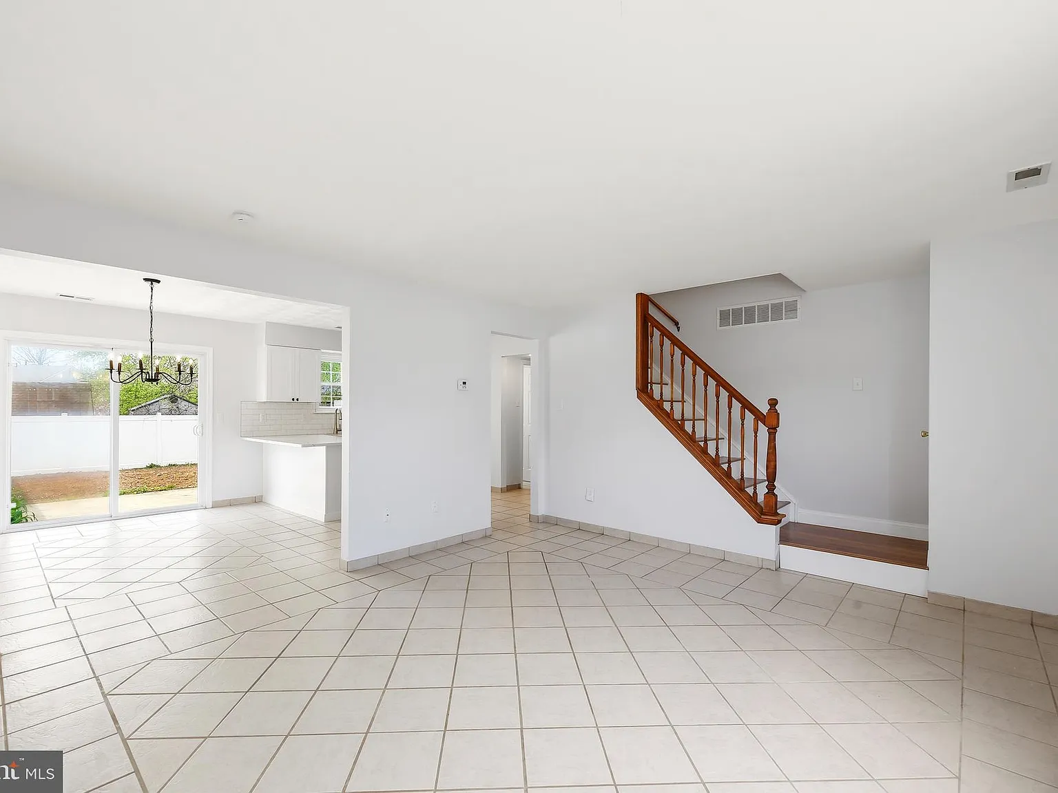 3 bed, 2.5 bath, 1380 sqft, $2,800 — Photo 2