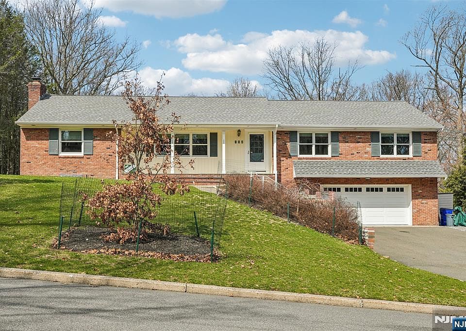 1st image of 300 Briarwood Dr