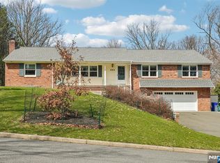 300 Briarwood Dr, Wyckoff, NJ 07481