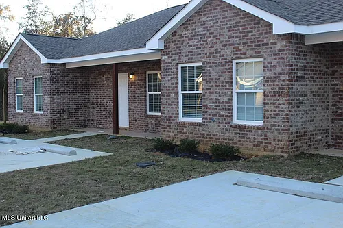 1007 Bassett Dr Photo 1