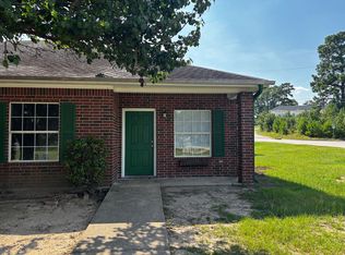 100 Elkwood Cir #B, Huntsville, TX 77340