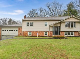 8 Arrowhead Trl, Smithfield, RI 02917