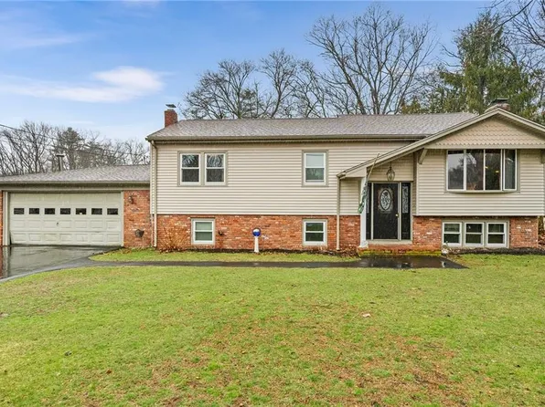 8 Arrowhead Trl, Smithfield, RI 02917