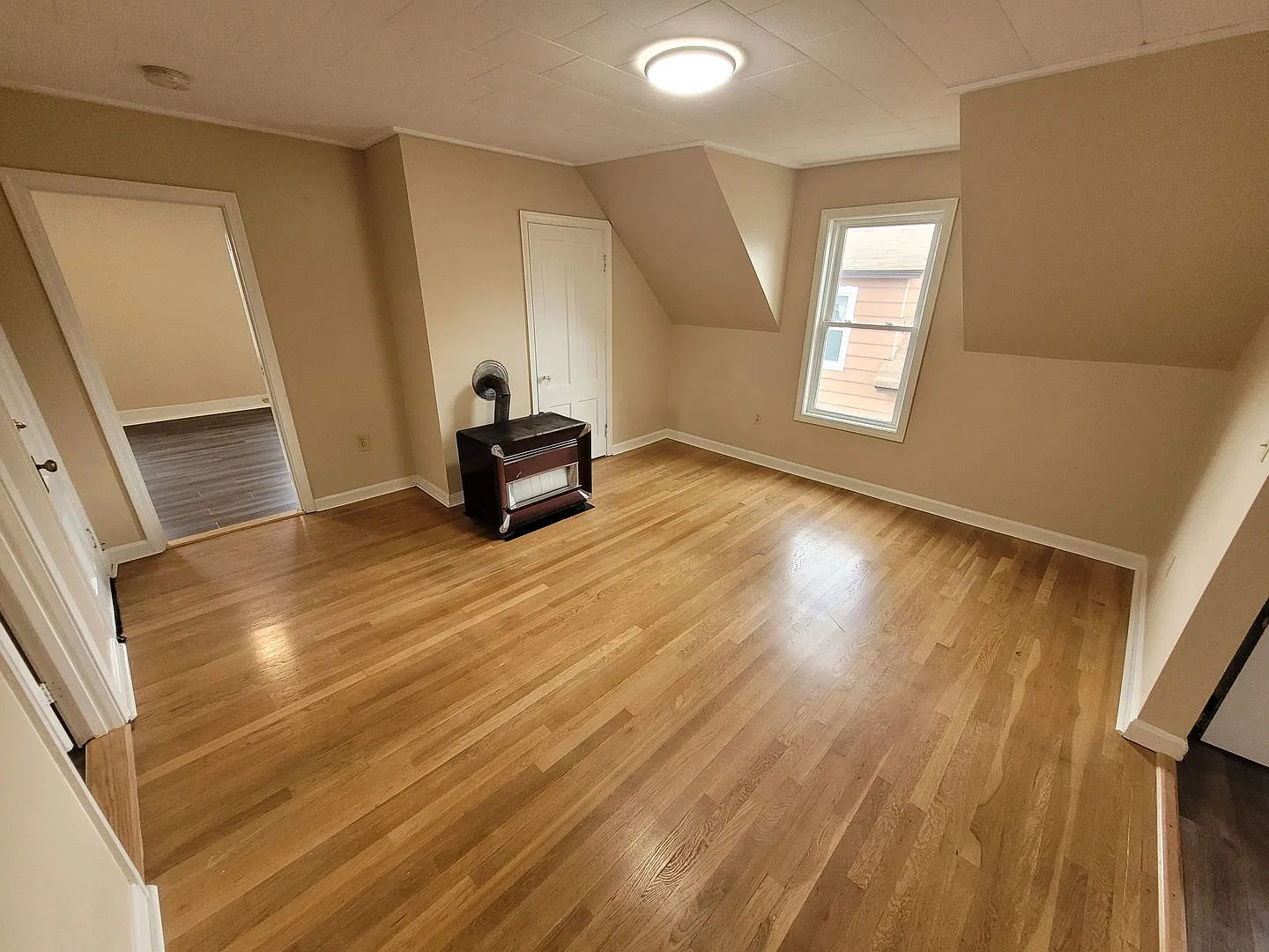 $2100 - 3 Bed / 1 Bath Apartment in West Manchester's Rimmon Heights with a Three Season Balcony! — Photo 4