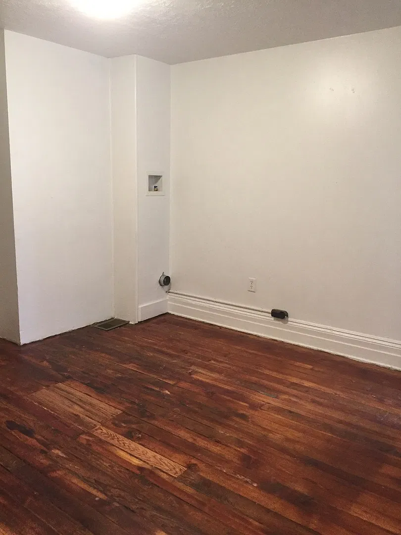 3-4 Bedroom 1 Bath with Parking and Laundry-York City SD — Photo 4