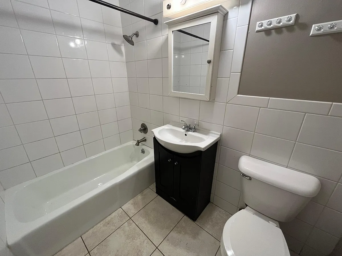 Building Photo - 1404 Silver St #18