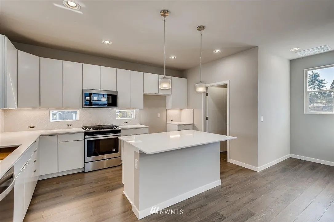 3 bed, 1943 sqft, $3,700 — Photo 4