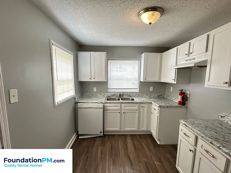 1392 Kyle St — Photo 3
