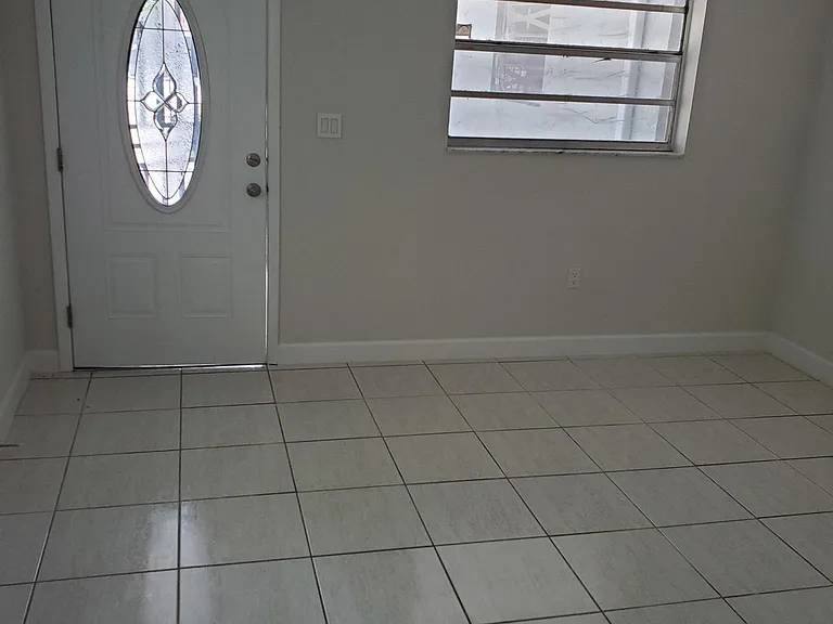 2797 SW 27th Ter — Photo 3