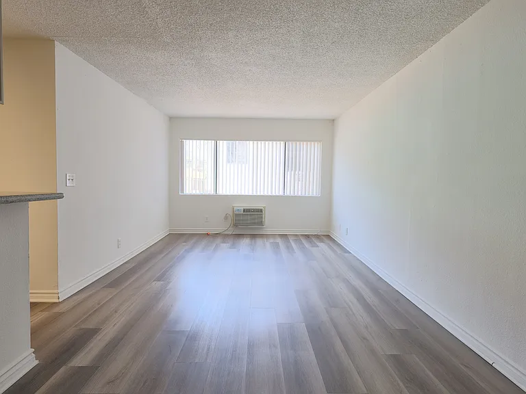 943 Elden Ave — Photo 16
