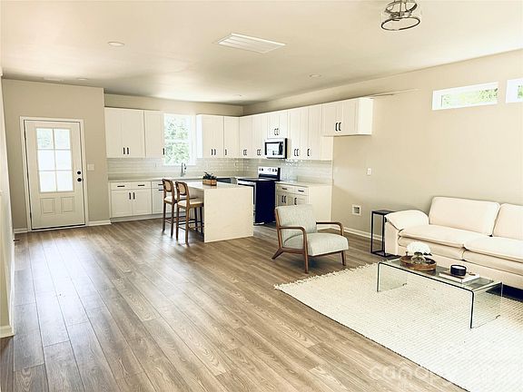 3rd image of 1022 Greenoak Rd