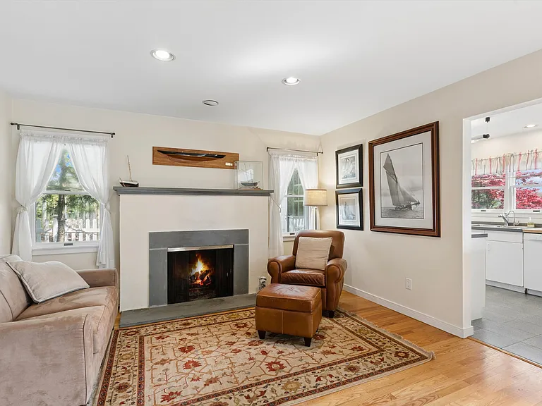 425 Briarwood Ln — Photo 9