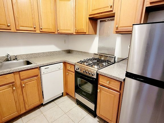 3rd image of 152 W 75th St APT 2A